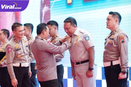 Rivan Purwanto Saat Mendapatkan Penghargaan Dari Kapolri Jenderal Listyo Sigit. Foto : Viralsumsel/Nto