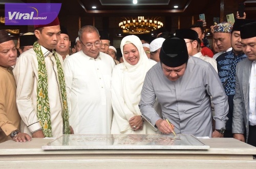 Gubernur Sumsel H Herman Deru bersama Ustadz Abdul Somad saat resmikan Masjid Sopiah yang terletak Kecamatan Gandus Palembang, Minggu (25/9/2022). Foto : viralsumsel.com/win