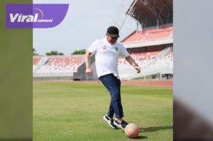 Gubernur Sumsel H Herman Deru beraksi mengola sikulit bundar di sela meninjau Stadion Gelora Sriwijaya, Minggu (25/9/2022) pagi. Foto : viralsumsel.com/ion