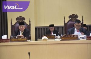 Wakil Ketua DPRD Provinai Sumsel H.M. Giri Ramanda N Kiemas, SE, MM, dan Wakil Gubernur Sumse Ir. H. Mawardi Yahya dalam Rapat Paripurna LV (55) DPRD Provinai Sumsel lanjutan. Foto : viralsumsel.com