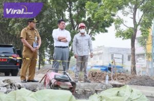 Gubernur Sumsel H Herman Deru melakukan inspeksi mendadak (sidak) pembangunan dan peningkatan Jalan Alamsyah Ratu Prawiranegara atau Jalan Lingkar Palembang, Senin (26/9/2022) petang. Foto : viralsumsel.com/win