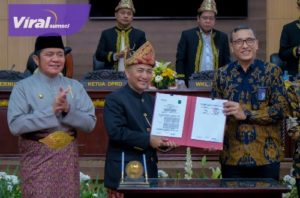 MoU oleh Direktur Sales dan Operasi PT PGN Pusat Faris Azis dengan Pj Bupati Muba Drs Apriyadi MSi dan disaksikan Gubernur Sumsel H Herman Deru usai pelaksanaan Sidang Paripurna Istimewa DPRD Muba di Gedung DPRD Muba, Rabu (28/9/2022). Foto : viralsumsel.com/dev