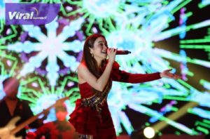 Artis dangdut Rara LIDA tampak membius ribuan pengunjung. Foto : viralsumsel.com/dev