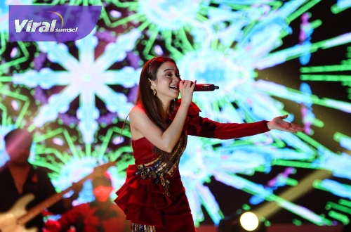 Artis dangdut Rara LIDA tampak membius ribuan pengunjung. Foto : viralsumsel.com/dev
