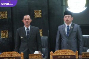Walikota Palembang Harnojoyo dan Ketua DPRD Kota Palembang Zainal Abidin Saat Menyanyikan Lagu Indonesia Raya. Pada Sidang Paripurna DPRD Ke 22 MP III. Foto : Viralsumsel/Nto