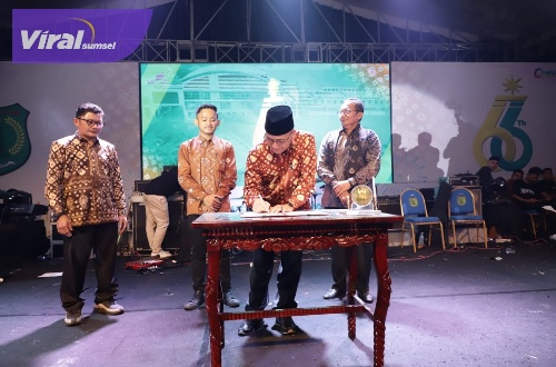 Pj Bupati Muba Apriyadi melakukan penandatanganan MoU dengan PT Mahligai Indococo Fiber (MIF) untuk pengelolaan sabut kelapa, Rabu (28/9/2022) malam. Foto : viralsumsel.com/fir