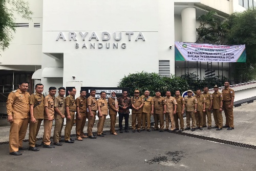 Para Kepala Desa Sekecamatan Rambutan Kabupaten Banyuasin Saat Berfoto Didepan Hotel Aryaduta Bandung.