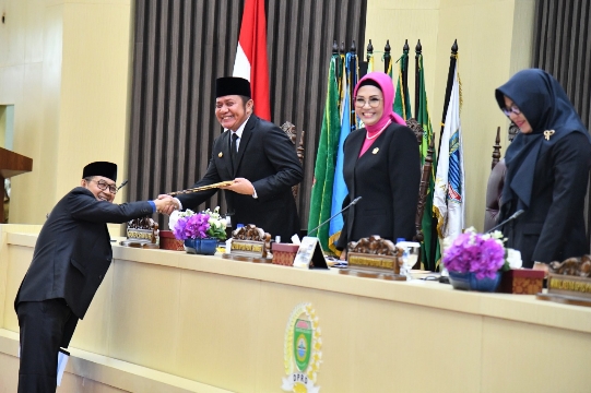 Gubernur Sumatera Selatan H Herman Deru menerima laporan dari anggota Bangar DPRD, Drs H A Gani Subit MM dalam Sidang paripurna ke-LVIII (58) yang berlangsung di Auditorium DPRD Sumsel, lantai III, Senin kemarin (24/10/2022). Foto : viralsumsel.com