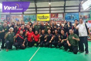 Peserta pada ajang Executive Badminton V PBSI Sumsel 2022 pose bersama sebelum laga di GOR Bulutangkis Drs. Warsito SH, Kompleks Pakri, Palembang, Jumat (30/9/2022) malam. Foto : viralsumsel.com/ion