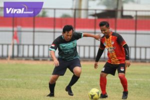 Walikota Prabumulih H Ridho Yahya perkuat All Star Persipra saat melawan Muba Old Star, Sabtu (1/10/2022) di Stadion Serasan Sekate. Foto : viralsumsel.com/ion