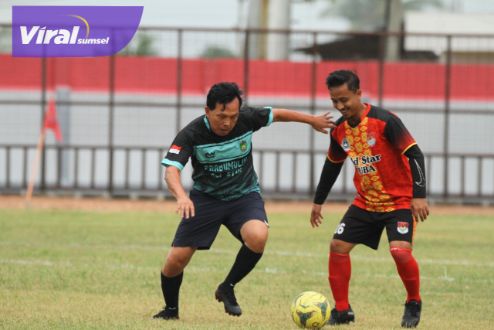 Walikota Prabumulih H Ridho Yahya perkuat All Star Persipra saat melawan Muba Old Star, Sabtu (1/10/2022) di Stadion Serasan Sekate. Foto : viralsumsel.com/ion