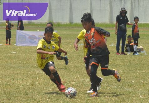 Penyerang SSB SAS U-10 Abqory Sheva Alfiano saat beraksi di Festival Garuda Anak Nusantara (GAN) Regional Sumatera Selatan (Sumsel) di Stadion Sekundang Bara, Kabupaten Muara Enim, 1-2 Oktober 2022. Foto : viralsumsel.com