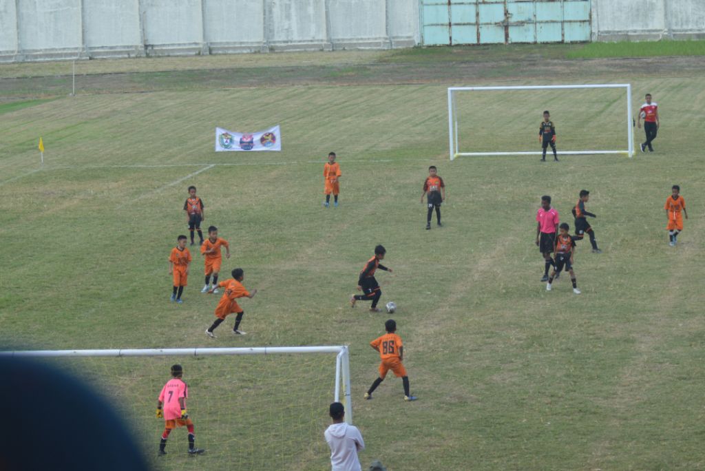 Penyerang SSB SAS U-10 saat beraksi di Festival Garuda Anak Nusantara (GAN) Regional Sumatera Selatan (Sumsel) di Stadion Sekundang Bara, Kabupaten Muara Enim, 1-2 Oktober 2022. Foto : viralsumsel.com