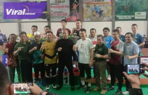 Para juara kategori eksekutif badminton bersama para pejabat dan pengurus PBSI Sumsel. Foto : viralsumsel.com/ion