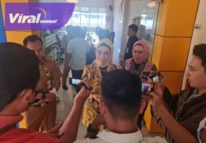 Ketua DPRD Sumsel, Hj RA Anita Noeringhati SH MH didampingi ketua Komisi IV, Ir Holda M.Si beri keterangan pada awak media, Senin (3/10/2022). Foto : viralsumsel.com