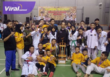Taekwondoing Nusa bersama trofi juara umum Piala Walikota Palembang 2022. Foto : viralsumsel.com/ion