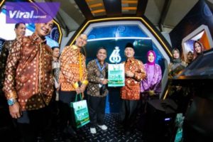 Pj Bupati Apriyadi saat menghadiri Penutupan Muba Expo dan Festival Randik Dalam Rangka Peringatan Hari Jadi Kabupaten Musi Banyuasin ke-66 Tahun 2022 di Lapangan Terminal Randik Sekayu, Selasa (4/10/2022) malam. Foto : viralsumsel.com/dev