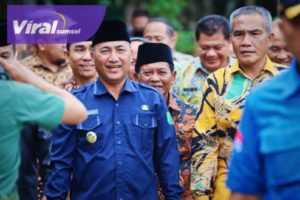 Pj Bupati Muba H Apriyadi disela meresmikan Desa Toman baru di halaman gedung kantor kepala desa, Kamis (6/10/2022). Foto : viralsumsel.com/dev