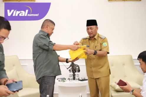 Gubernur Sumsel 2003-2008 Syahrial Oesman (SO), Selasa (11/10/2022) pagi sowan ke Pj Bupati Muba Drs Apriyadi MSi. Foto : viralsumsel.com/dev