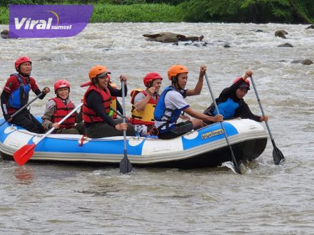 Civitas akademik FH Unsri arung jerang bersama warga di Sungai Lematang, Kabupaten Lahat, Sumsel. Foto : viralsumsel.com/atta