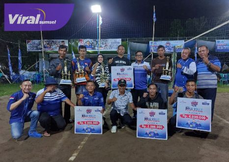 Ketua DPC Partai Demokrat Kabupaten OKU Timur, Azmi Shofix SR, S.IP didampingi isteri pose bersama para pemenang Tarkam Bola Volly, AHY Cup 2022. Foto : viralsumsel.com/ion