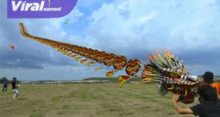 Dukung Olahraga Indonesia : Sejumlah pengunjung merekam dengan gawainya saat peserta menerbangkan layang-layang pada pada Festival Olahraga Nasional (Fornas) VI di Tanjung Senai, kabupaten Ogan Ilir, Sumatera Selatan, Selasa (05/72022). Festival ini menarik ratusan penggemar layang-layang dari seluruh Indonesia. Foto : viralsumsel/ M Hatta.