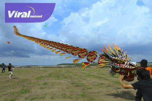 Dukung Olahraga Indonesia : Sejumlah pengunjung merekam dengan gawainya saat peserta menerbangkan layang-layang pada pada Festival Olahraga Nasional (Fornas) VI di Tanjung Senai, kabupaten Ogan Ilir, Sumatera Selatan, Selasa (05/72022). Festival ini menarik ratusan penggemar layang-layang dari seluruh Indonesia. Foto : viralsumsel/ M Hatta.