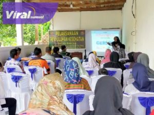 Satuan Tugas TMMD memberikan penyuluhan kesehatan kepada warga di Desa Cahya Bumi, Kecamatan Lempuing , Kabupaten OKI, Kamis(20/10/2022). Foto : viralsumsel.com/fir