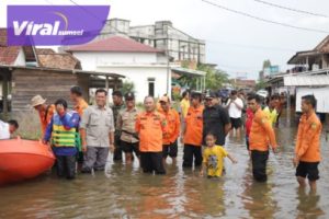 Pj Bupati Muba Drs Apriyadi MSi mendatangi langsung puluhan rumah warga Desa Jembatan Gantung Kecamatan Jirak Jaya dan Desa Tebing Bulang Kecamatan Sungai Keruh terendam banjir, Kamis (20/10/2022). Foto : viralsumsel.com/dev