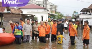Pj Bupati Muba Drs Apriyadi MSi mendatangi langsung puluhan rumah warga Desa Jembatan Gantung Kecamatan Jirak Jaya dan Desa Tebing Bulang Kecamatan Sungai Keruh terendam banjir, Kamis (20/10/2022). Foto : viralsumsel.com/dev
