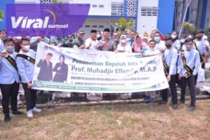 Menko PMK RI Muhadjir Effendy bersama Ratu Dewa tanam mangga di UIN Raden Fatah Palembang Kamis 20 Oktober 2022. Foto : viralsumsel.com/nto