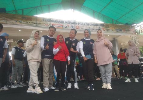  Usai pelaksanaan jalan sehat sambil pungut sampah, dipimpin langsung oleh Wali kota Prabumulih H.Ir. Ridho Yahya.MM dan Wakil Walikota H.Andriansyah Fikri SH. Foto : viralsumsel.com/mal