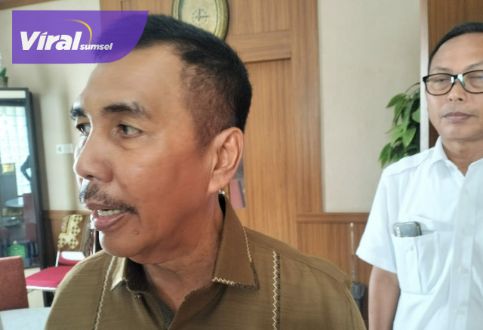 Anggota Komisi V DPR RI Ir. H. Ishak Mekki, M.M saat diwawancarai di SIT Al Furqon, Selasa (25/10/2022). Foto : viralsumsel.com