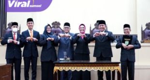 Ketua DPRD Sumsel Hj RA Anita Noeringhati SH MH, H Muchendi Mahzareki SE, HM Giri Ramandan N Kiemas SE MM serta Kartika Sandra Desi SH bersama Gubernur Sumatera Selatan H Herman Deru dalam Sidang paripurna ke-LVIII (58) yang berlangsung di Auditorium DPRD Sumsel, lantai III, Senin kemarin (24/10/2022). Foto : viralsumsel.com