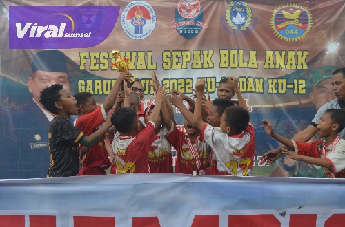 Euforia pemain Muratara Soccer Academy (MSA) Musi Rawas Utara (Muratara) mengangkat trofi juara U-10 GAN 2022 zona Sumsel di Stadion Sekundang Bara, Kabupaten Muara Enim, Minggu (2/10/2022). Foto : viralsumsel.com