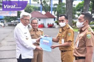 Wakil Gubernur Sumsel H. Mawardi Yahya saat penyerahan Surat Keputusan (SK) Gubernur Sumsel dan penyematan pangkat baru secara sinbolis di halaman Kantor Gubernur Sumsel, Senin (3/10/2022) pagi. Foto : viralsumsel.com/win