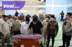 Gubernur Sumsel H Herman Deru saat meresmikan putaran keling sport centre di Desa Betung Barat, PALI, Rabu (5/10/2022). Foto : viralsumsel.com/win