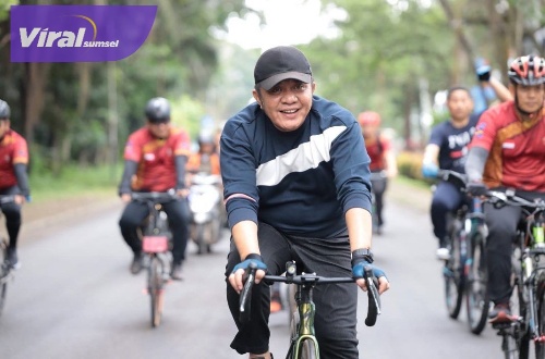 Gubernur Sumsel H Herman Deru saat gowes bersama dengan Forkopimda provinsi Sumsel dalam rangka HUT TNI ke 77 tahun 2022, Jum'at (7/10/2022). Foto : viralsumsel.com/win