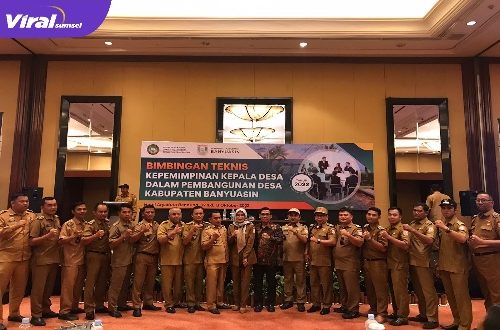 Para Kepala Desa Sekecamatan Rambutan Kabupaten Banyuasin Saat Berfoto Seusai Bimtek Di Hotel Aryaduta Bandung. Foto : Viralsumsel/Nto