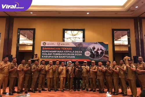 Para Kepala Desa Sekecamatan Rambutan Kabupaten Banyuasin Saat Berfoto Seusai Bimtek Di Hotel Aryaduta Bandung. Foto : Viralsumsel/Nto