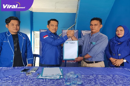 Darul Qutni Ketua DPC Demokrat Banyuasin Saat Menerima Bacaleg Partai Demokrat. Foto : Viralsumsel