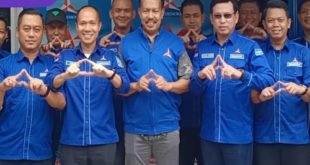 Yudha Pratomo Ketua DPC Demokrat Palembang, Zainal Abidin Sekretaris DPC Demokrat Palembang, Sesepuh Demokrat Sarjan Tahir Dan Ketua PAC Kecamatan Se-kota Palembang Berpose Di Depan Kantor DPC Demokrat Palembang. Rabu (12/10/2022) Foto : Viralsumsel/Noto