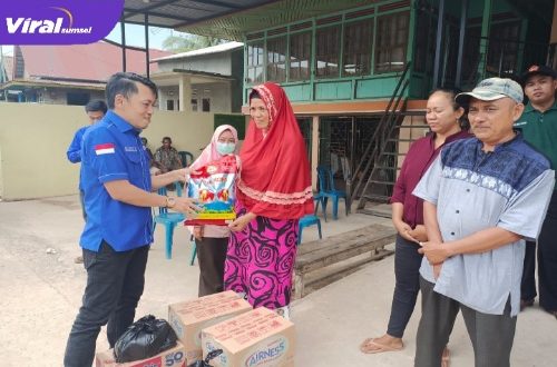 Darul Qutni Ketua DPC Demokrat Banyuasin saat memberikan bantuan kepada korban kebakaran. Foto : Viralsumsel/Nto
