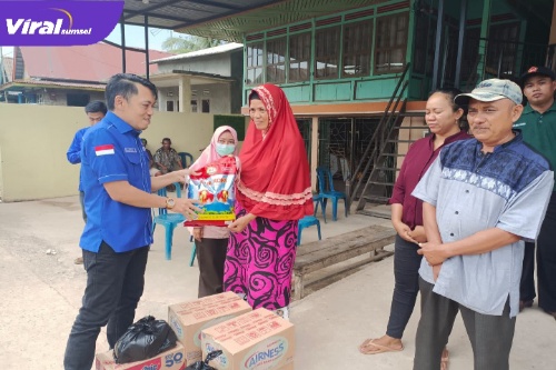 Darul Qutni Ketua DPC Demokrat Banyuasin saat memberikan bantuan kepada korban kebakaran. Foto : Viralsumsel/Nto