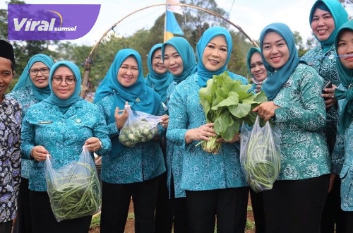Ketua TP PKK Sumsel Hj Febrita Lustia HD saat kunker ke Kabupaten Muratara, tepatnya di desa Sukomoro, Kecamatan Rawas Ulu, Rabu (19/10/2022) siang. Foto : viralsumsel.com/win