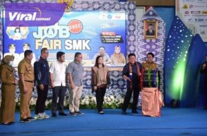 Gubernur Sumsel H Herman Deru ketika membuka Job Fair Akbar Provinsi Sumsel di SMK Negeri 2 Palembang, Selasa (18/10/2022). Foto : viralsumsel.com/win  
