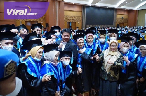 Gubernur Sumsel H  Herman Deru saat hadiri sidang senat terbuka wisuda ke XXV Stikes Siti Khadijah di  Ballroom  Hotel Arya Duta Palembang, Selasa (25/10/2022) pagi. Foto : viralsumsel.com/win