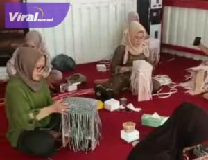 Ketua Pertiwi Nusantara Pimda PKN Sumsel Lien Omie saat kegiatan membuat kerajinan tangan tas dari anyaman tali jali. Foto : viralsumsel.com/ion