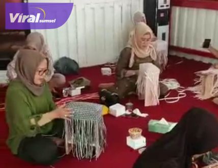 Ketua Pertiwi Nusantara Pimda PKN Sumsel Lien Omie saat kegiatan membuat kerajinan tangan tas dari anyaman tali jali. Foto : viralsumsel.com/ion