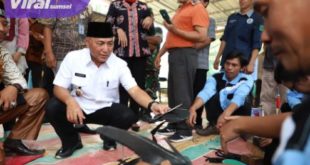 Pj Bupati Muba Apriyadi meninjau pengrajin sandal jepit berbahan baku karet di Plakat Tinggi. Foto : viralsumsel.com/dev